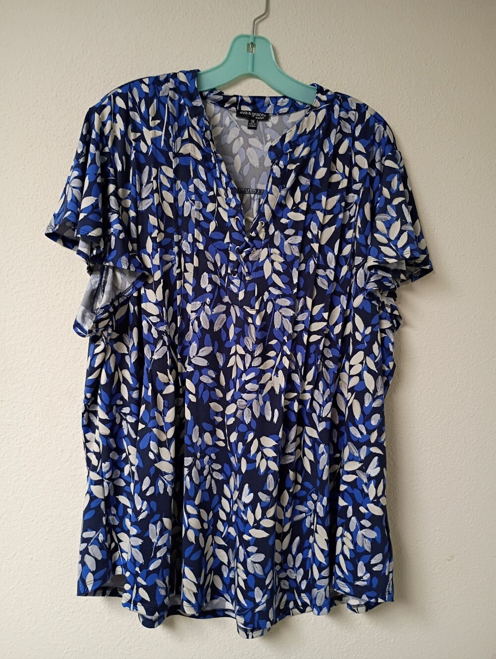 Ava & Grace Blue and White Leaf-Print Short-Sleeve Blouse